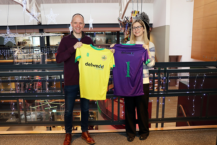 Aled a Ceri yn dal kit newydd CPD Caernarfon Merched Under 12 sydd wedi ei noddi gan Delwedd