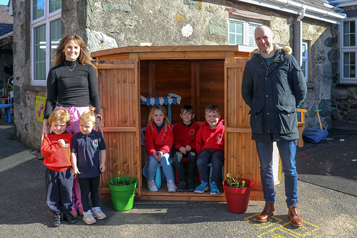 Cwt newydd yn iard ysgol Waunfawrgydda athrawes, disgylbion a Aled 