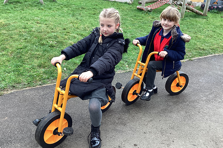 Cwt newydd yn iard ysgol Waunfawrgydda athrawes, disgylbion a Aled